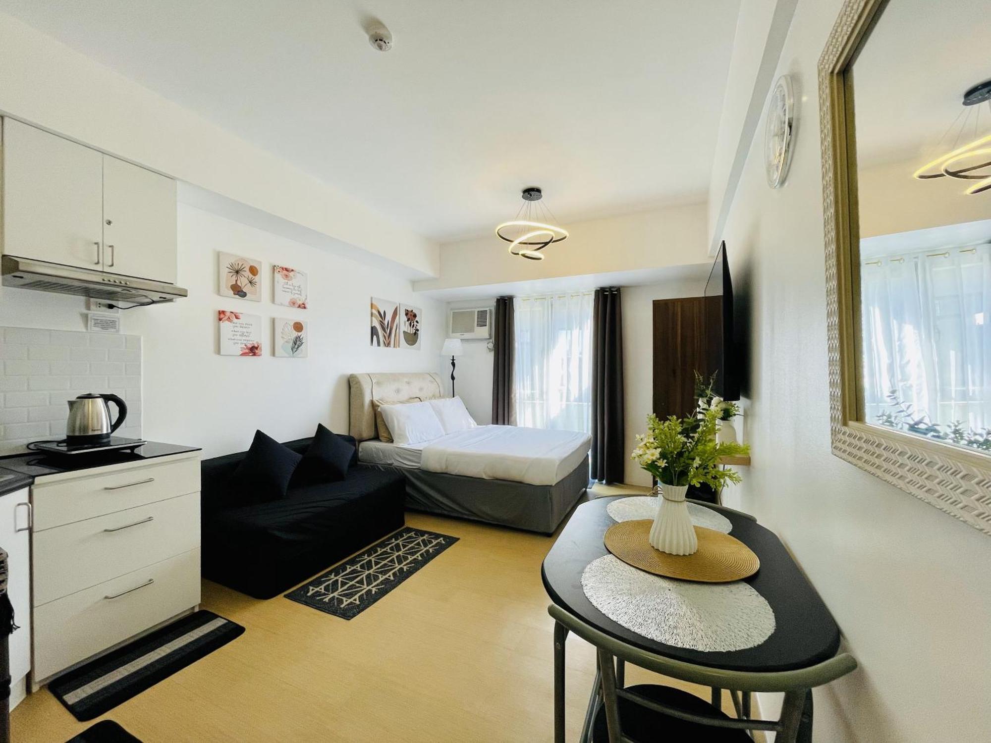 Cozy W/ Balcony At Centrio Towers Beside Ayala Mall *