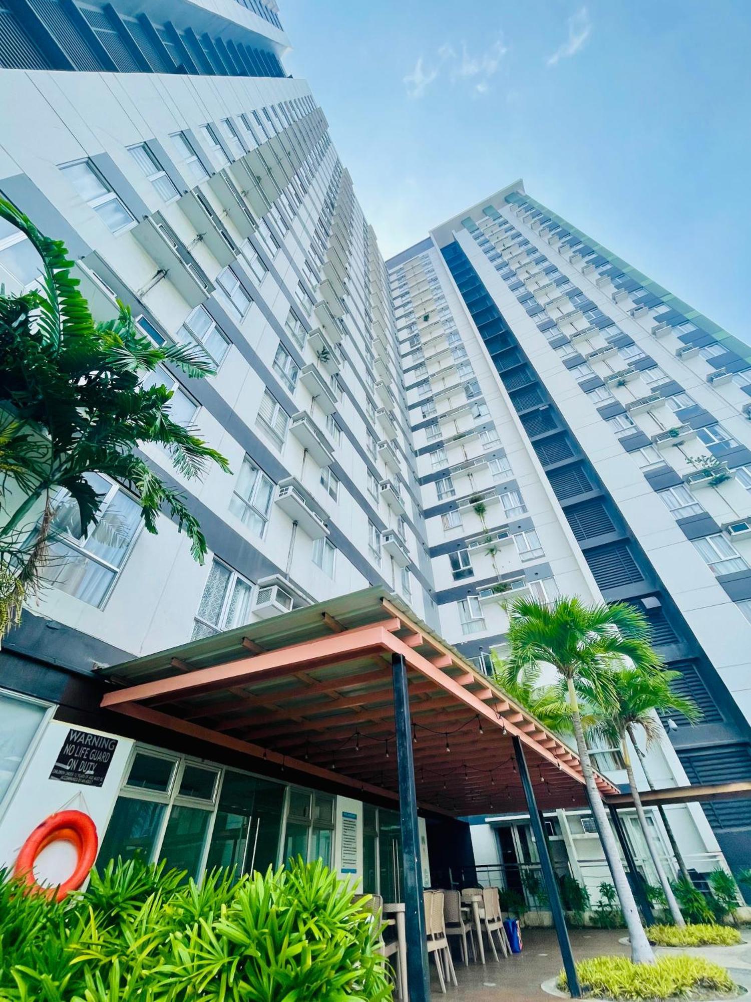 Apartment Cozy W/ Balcony At Centrio Towers Beside Ayala Mall *
