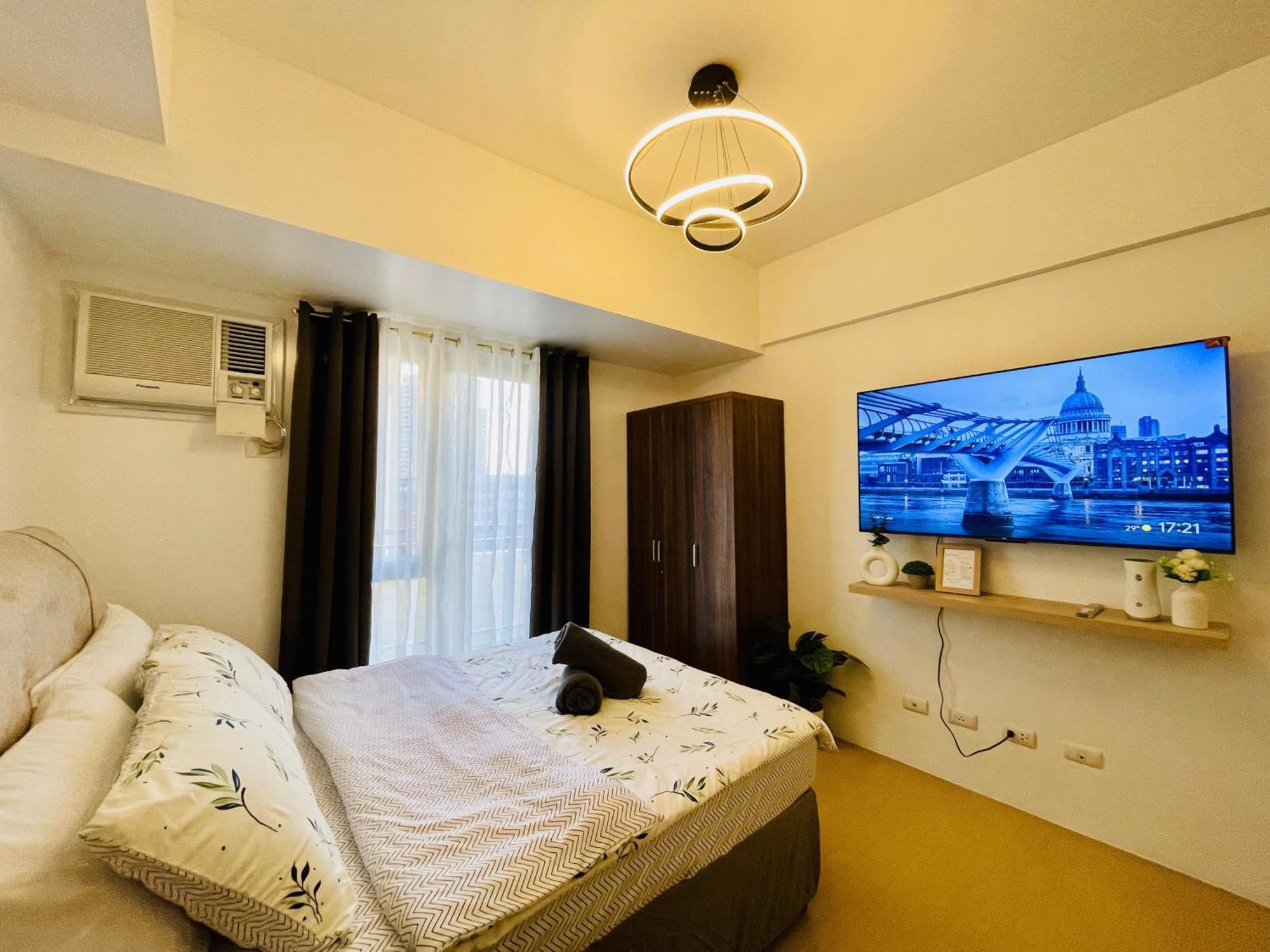 Apartment Cozy W/ Balcony At Centrio Towers Beside Ayala Mall *